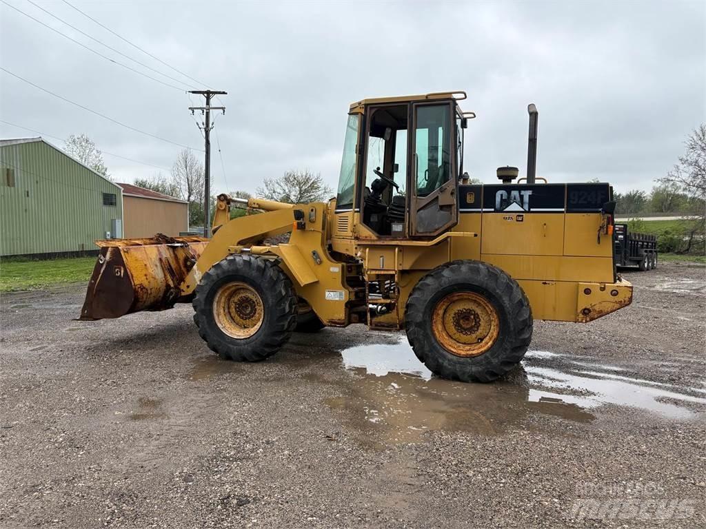 CAT 924F Pale gommate