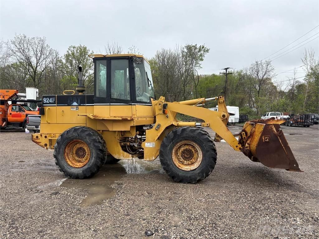 CAT 924F Pale gommate