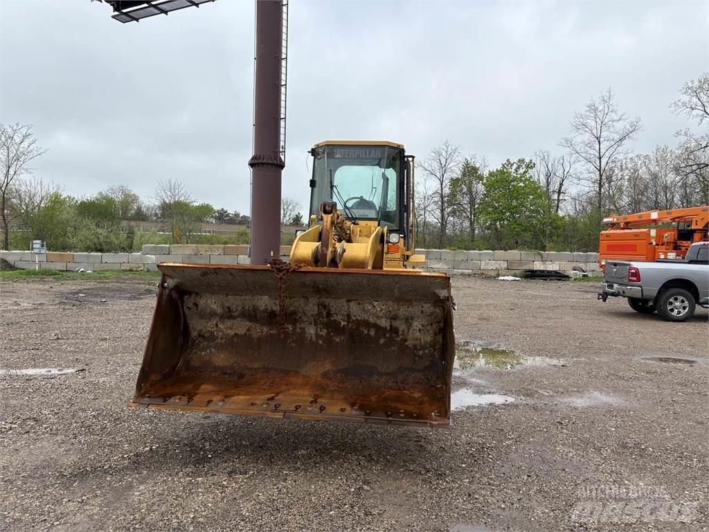 CAT 924F Pale gommate