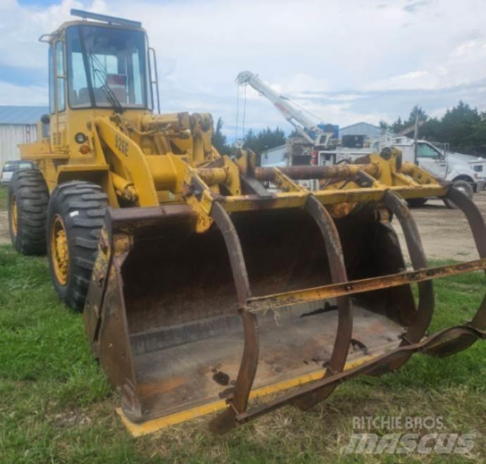 CAT 926E Pale gommate