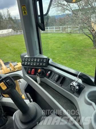CAT 926M Pale gommate