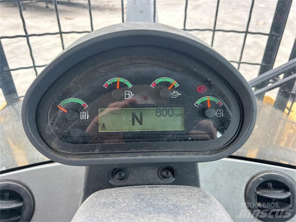 CAT 926M Pale gommate