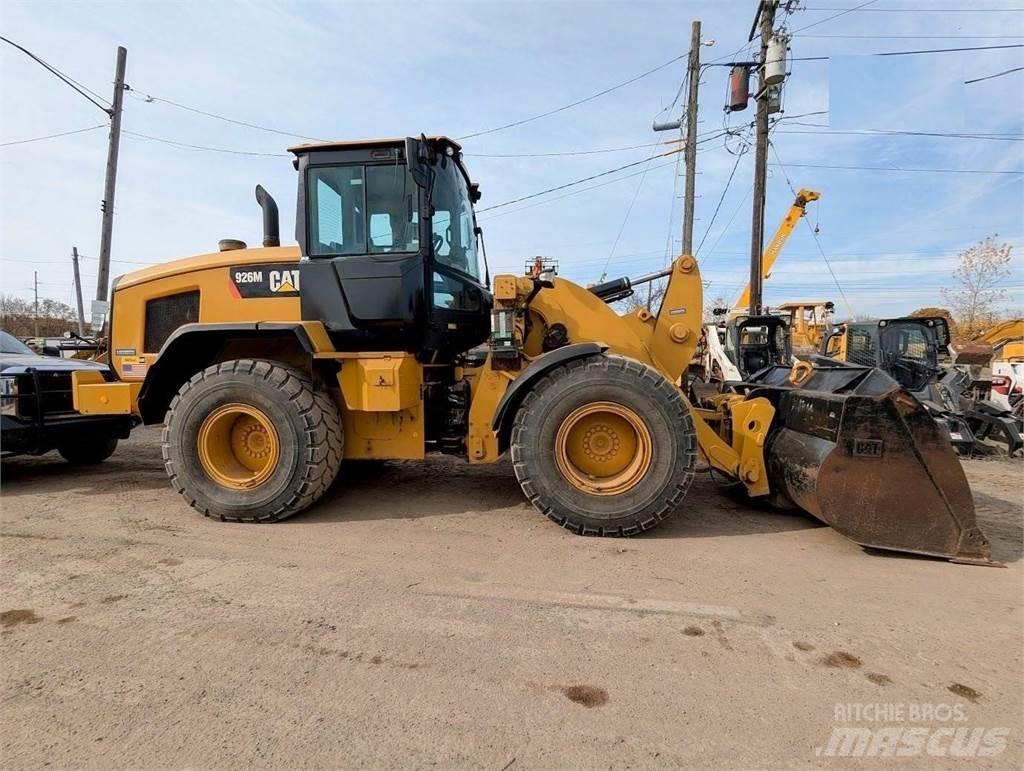 CAT 926M Pale gommate