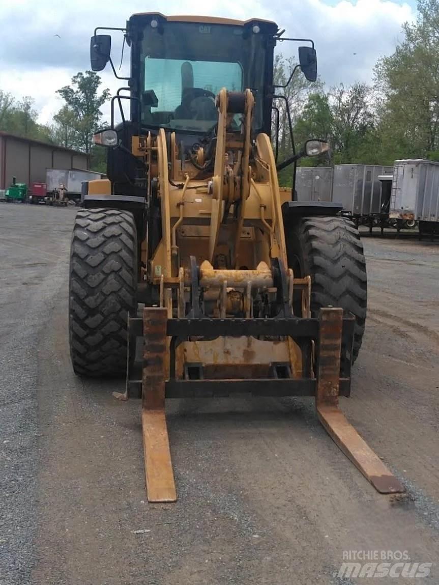 CAT 926M Pale gommate