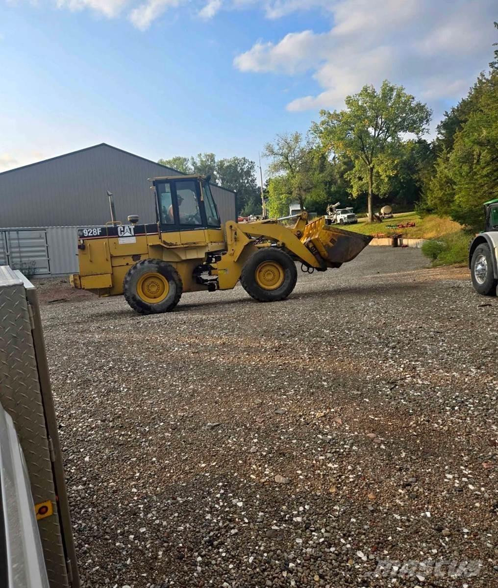 CAT 928F Pale gommate