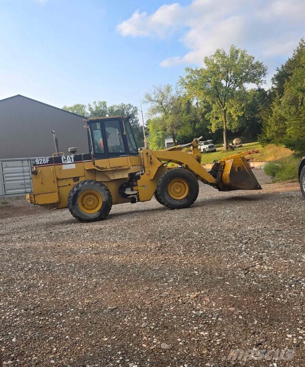 CAT 928F Pale gommate