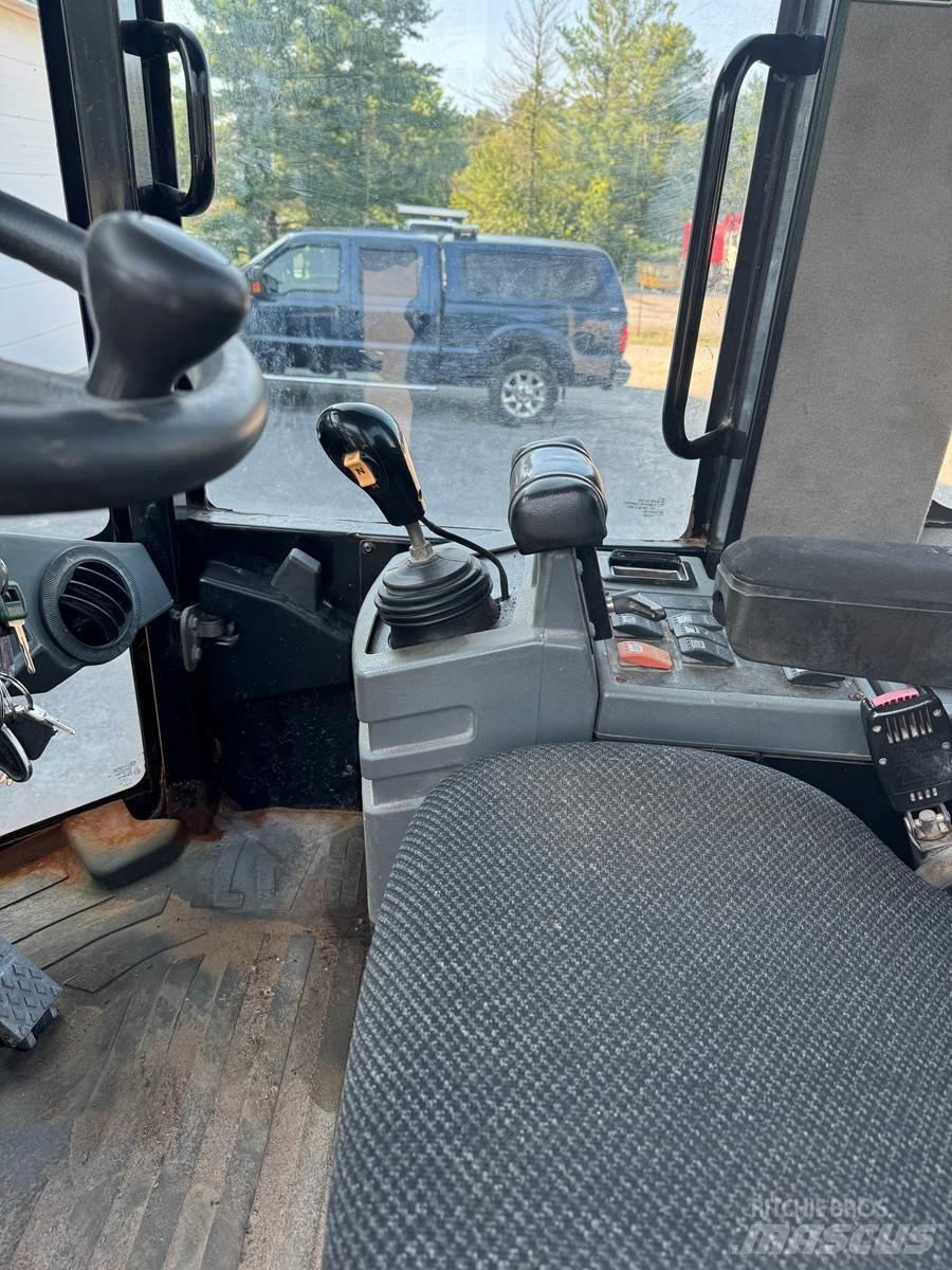 CAT 930G Pale gommate
