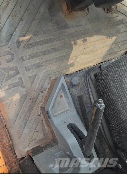 CAT 930G Pale gommate