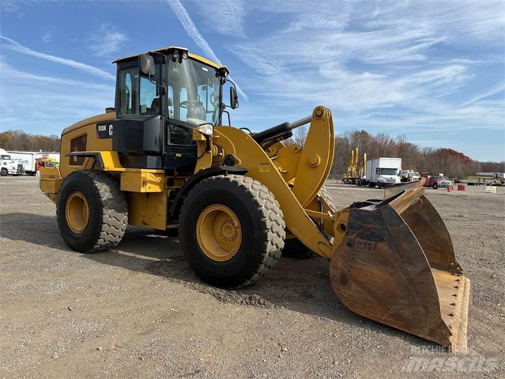 CAT 930K Pale gommate