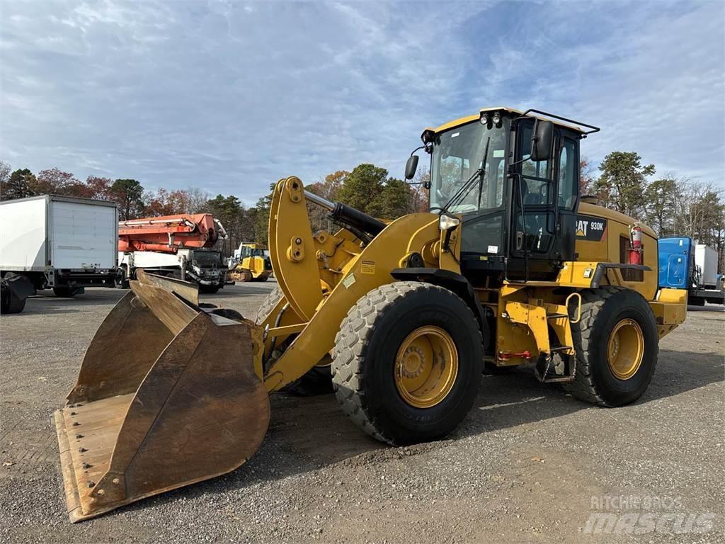 CAT 930K Pale gommate