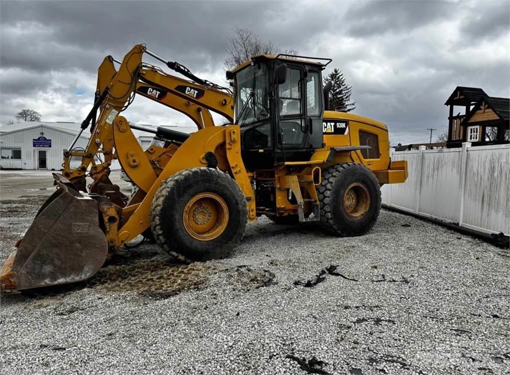CAT 930K Pale gommate