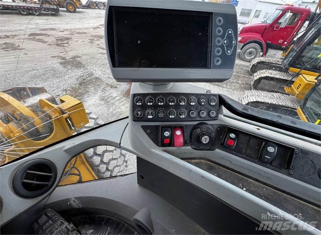 CAT 930K Pale gommate
