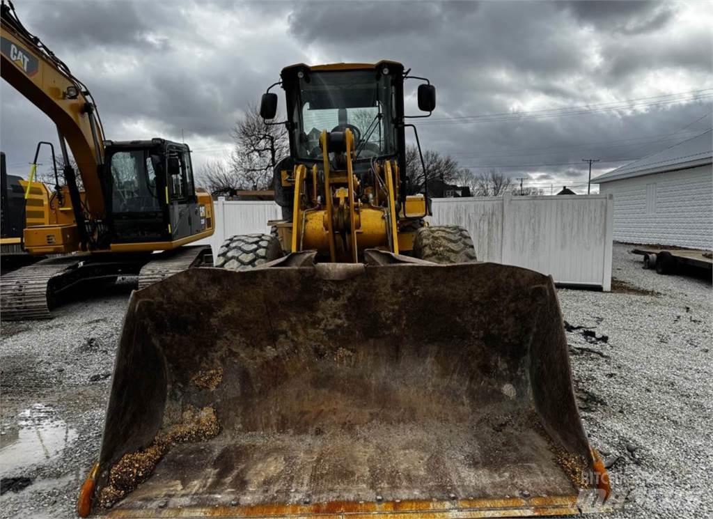 CAT 930K Pale gommate
