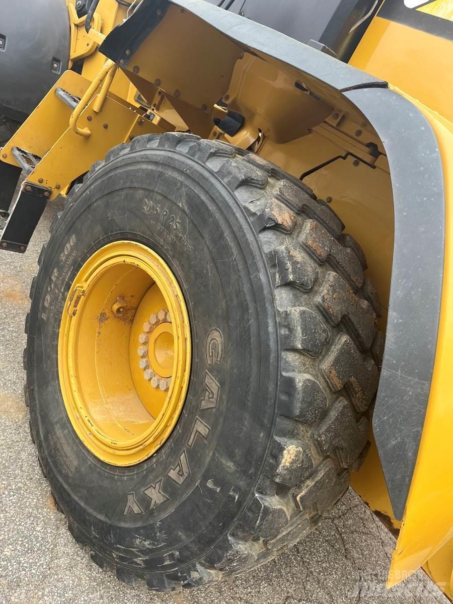 CAT 930K Pale gommate