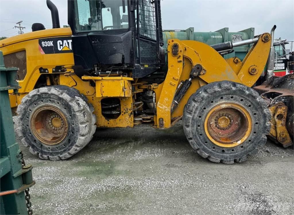 CAT 930K Pale gommate