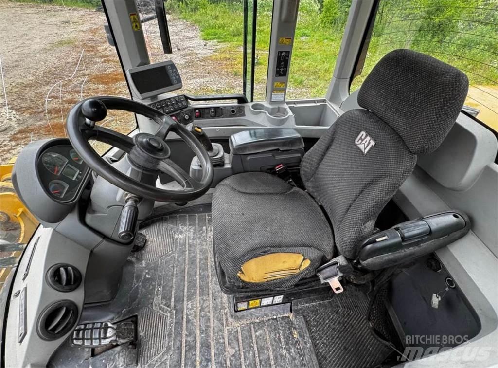 CAT 930K Pale gommate