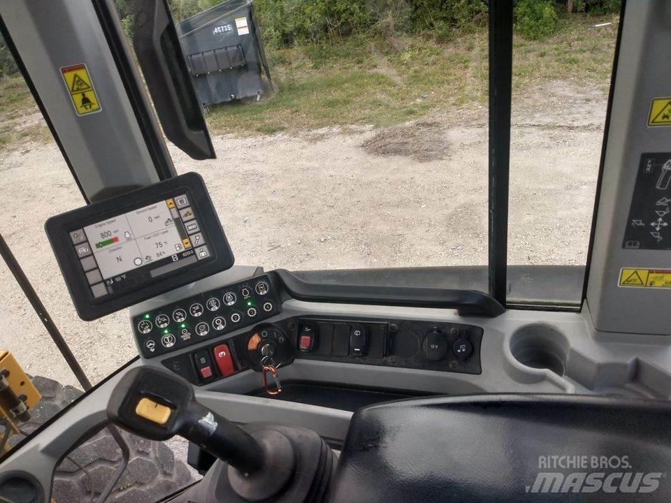 CAT 930M Pale gommate
