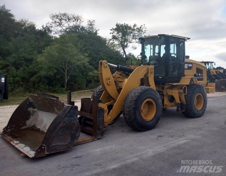 CAT 930M Pale gommate