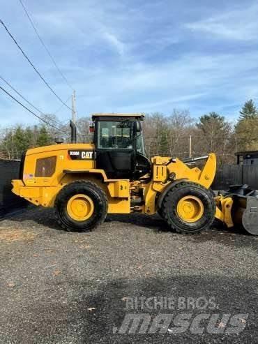 CAT 930M Pale gommate