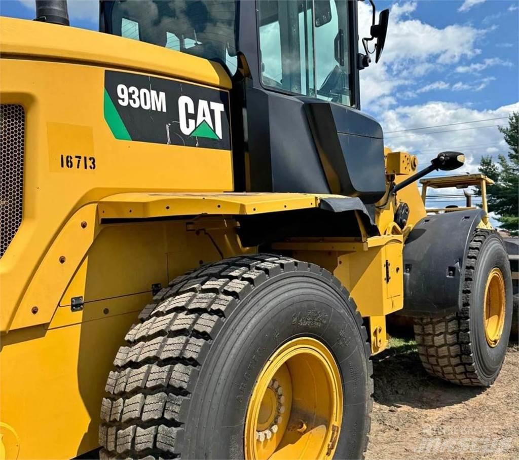 CAT 930M Pale gommate