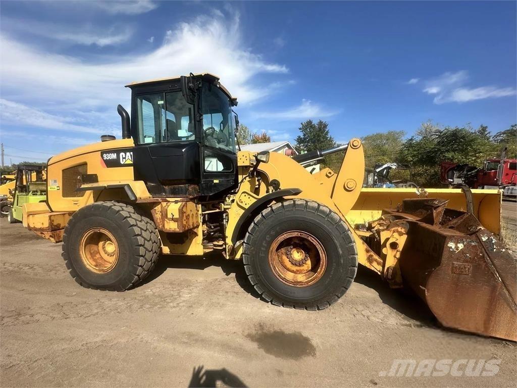 CAT 930M Pale gommate