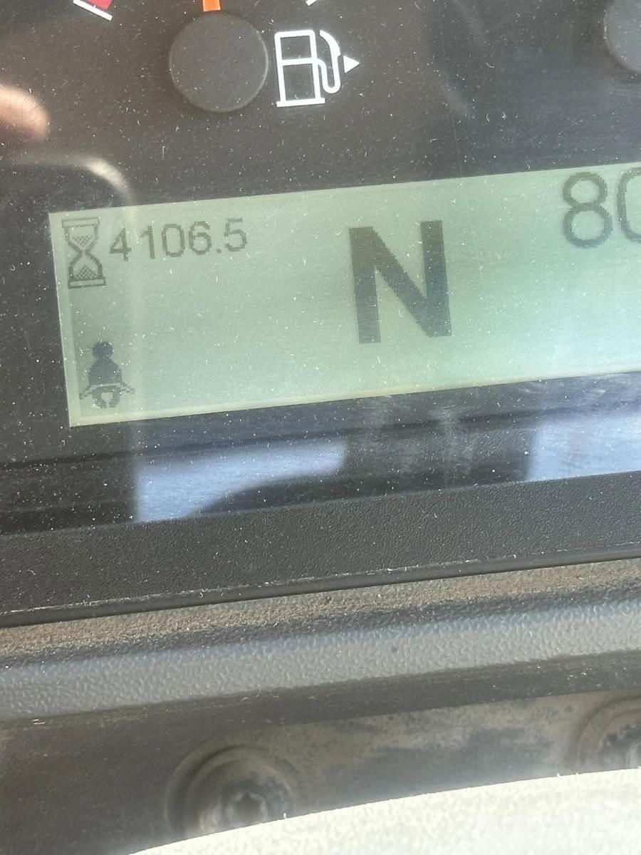 CAT 930M Pale gommate