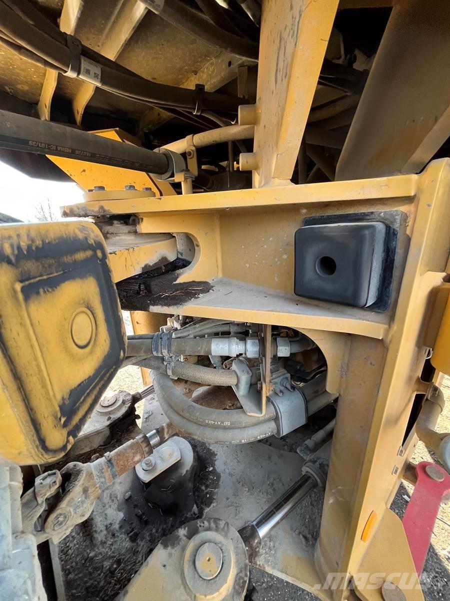 CAT 930M Pale gommate