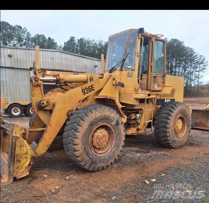 CAT 936E Pale gommate