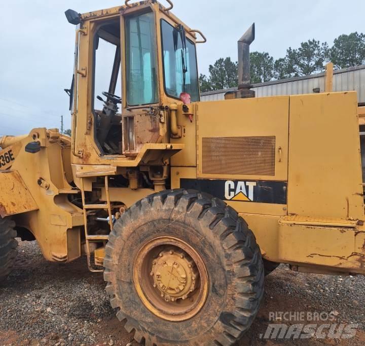CAT 936E Pale gommate