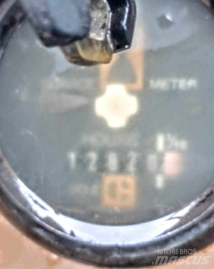 CAT 936E Pale gommate
