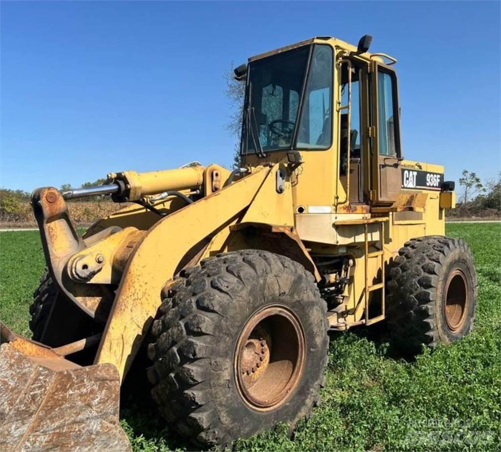 CAT 936F Pale gommate