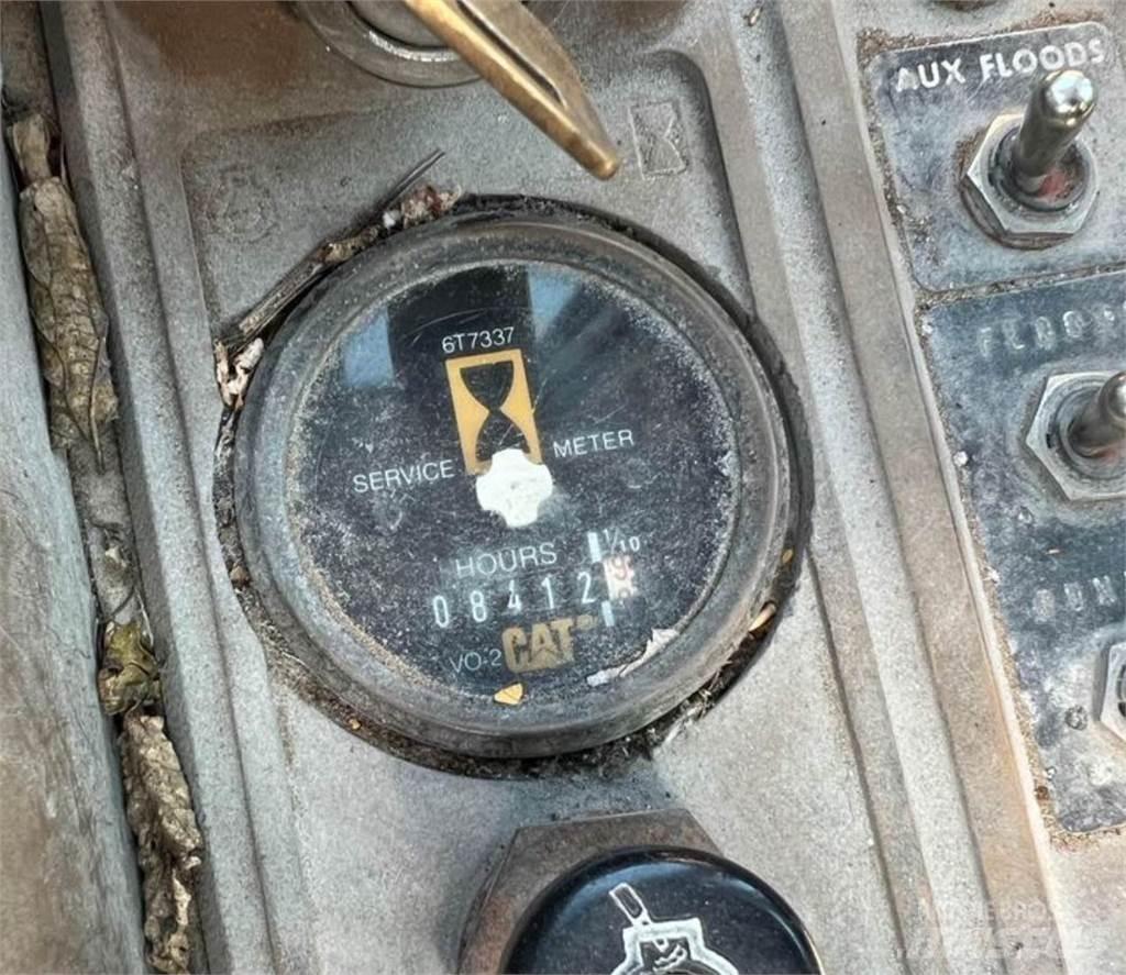 CAT 936F Pale gommate