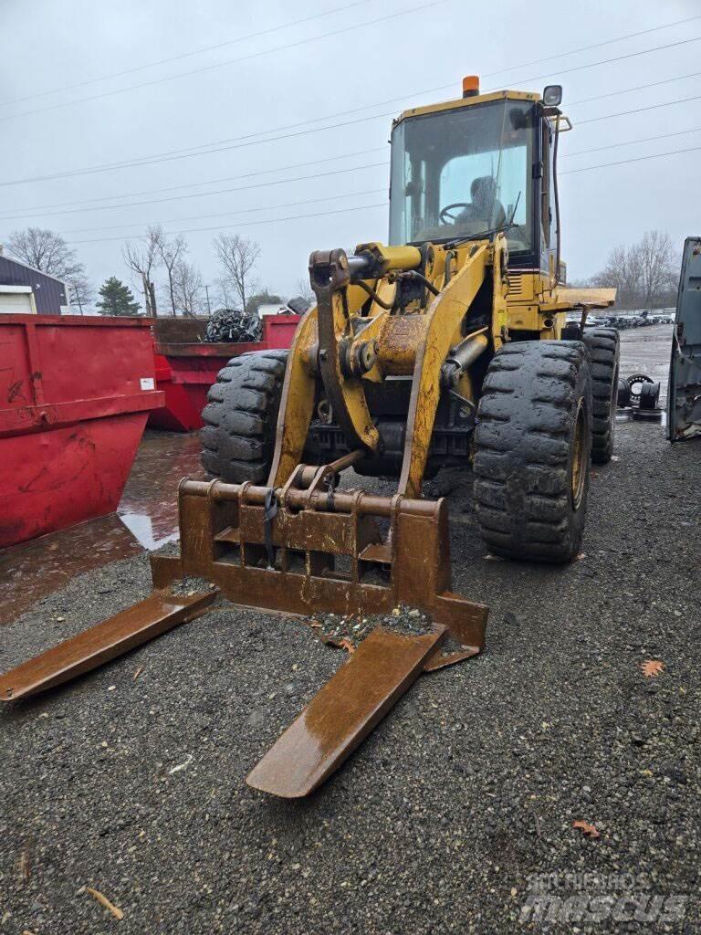 CAT 938F Pale gommate