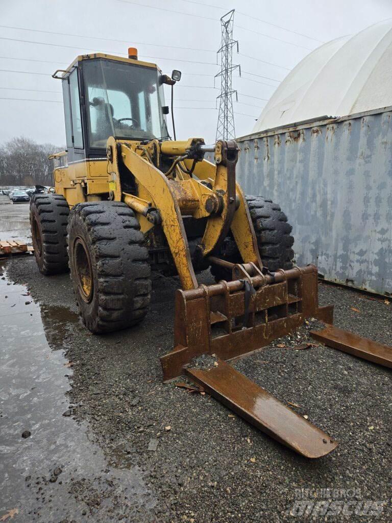 CAT 938F Pale gommate