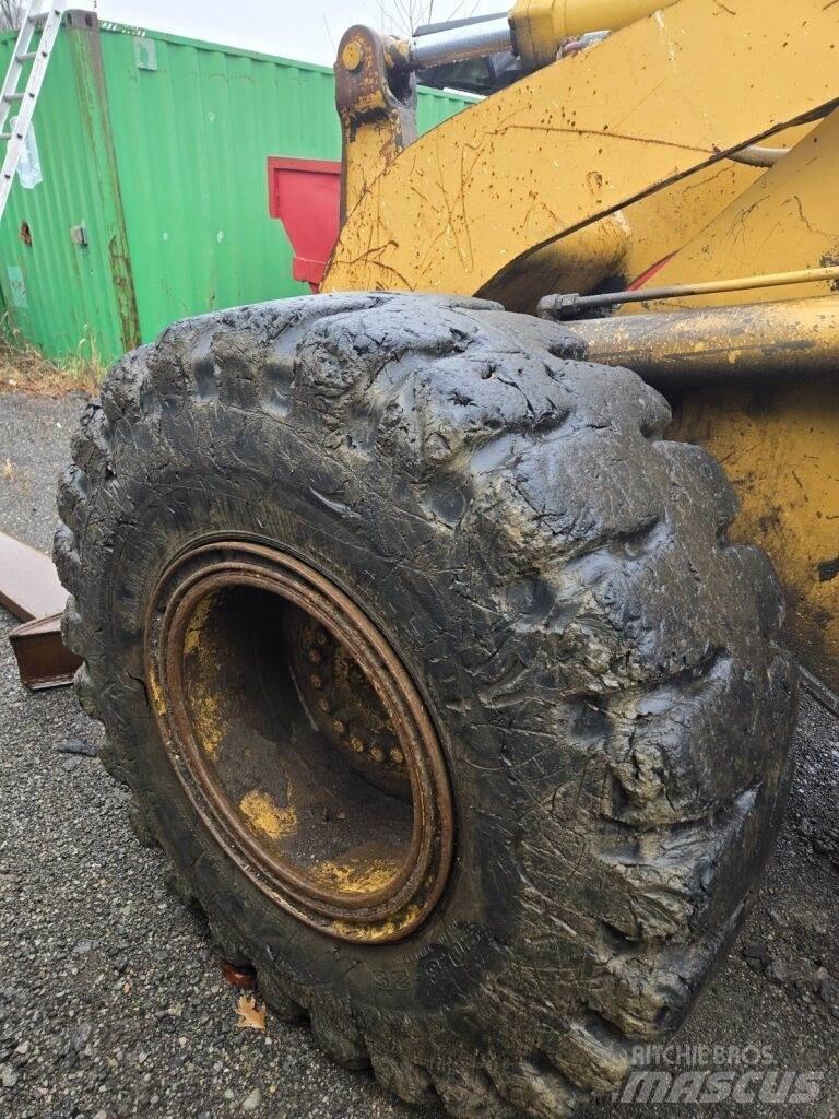 CAT 938F Pale gommate