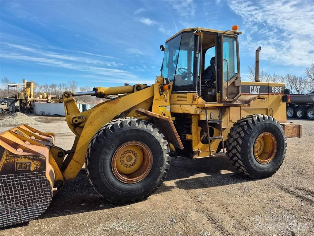 CAT 938F Pale gommate
