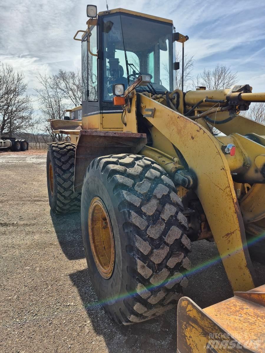 CAT 938F Pale gommate