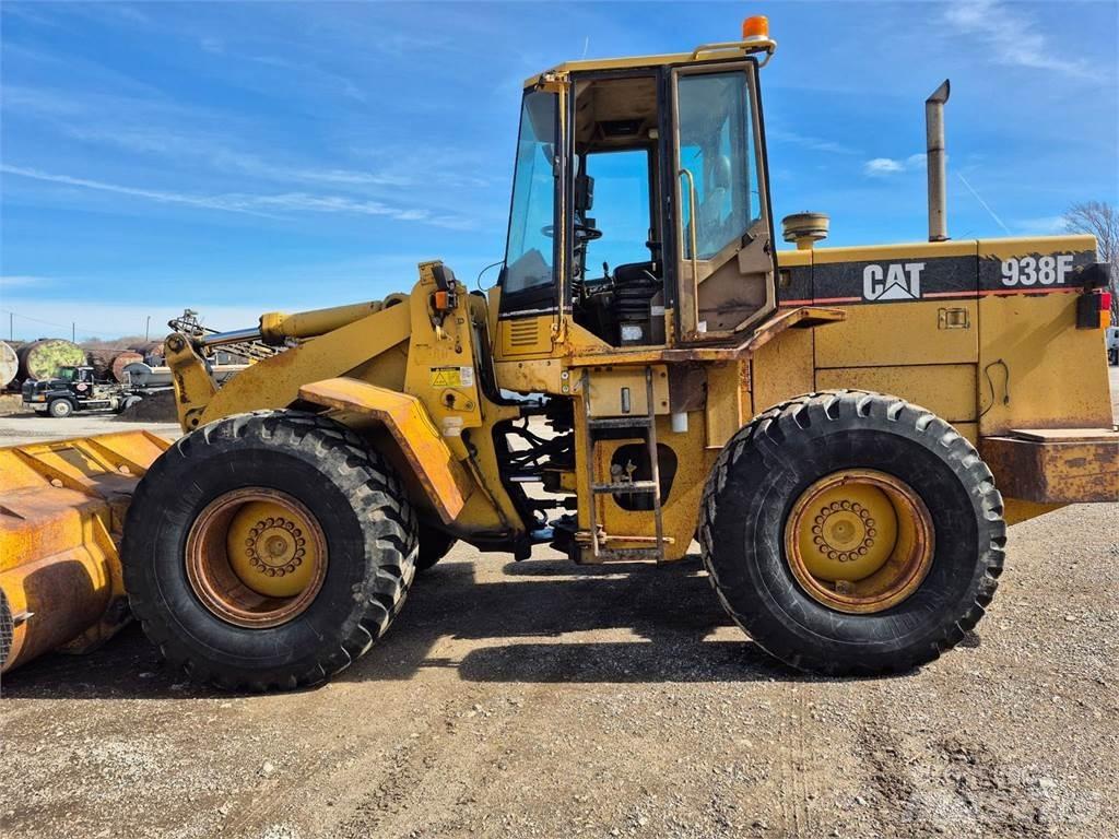 CAT 938F Pale gommate