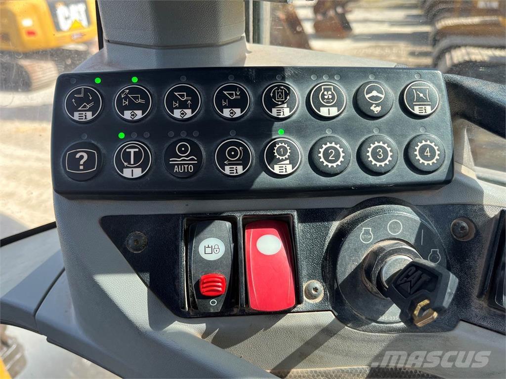 CAT 938K Pale gommate