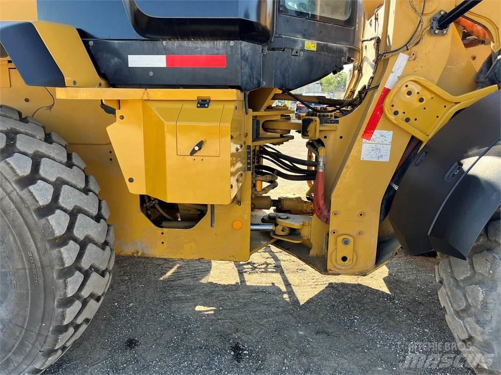 CAT 938M Pale gommate