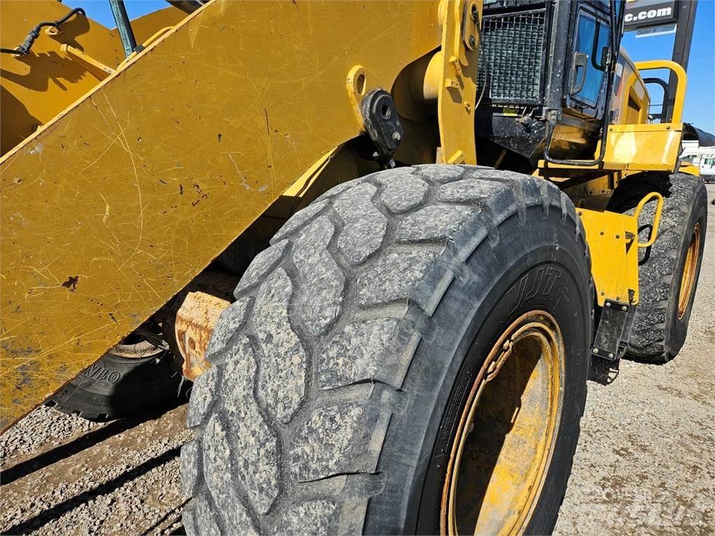 CAT 938M Pale gommate