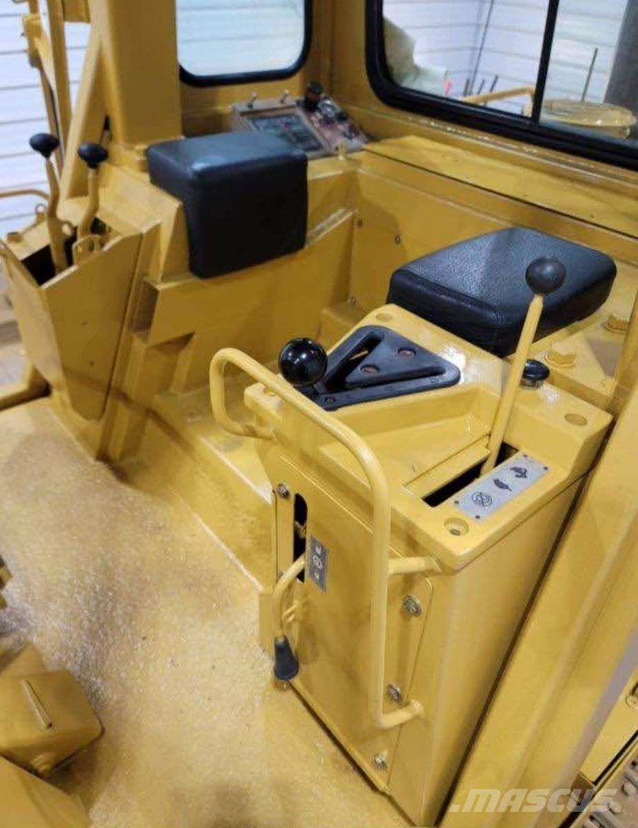 CAT 943 Pale cingolate