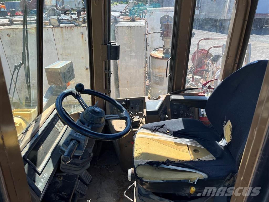 CAT 950F Pale gommate