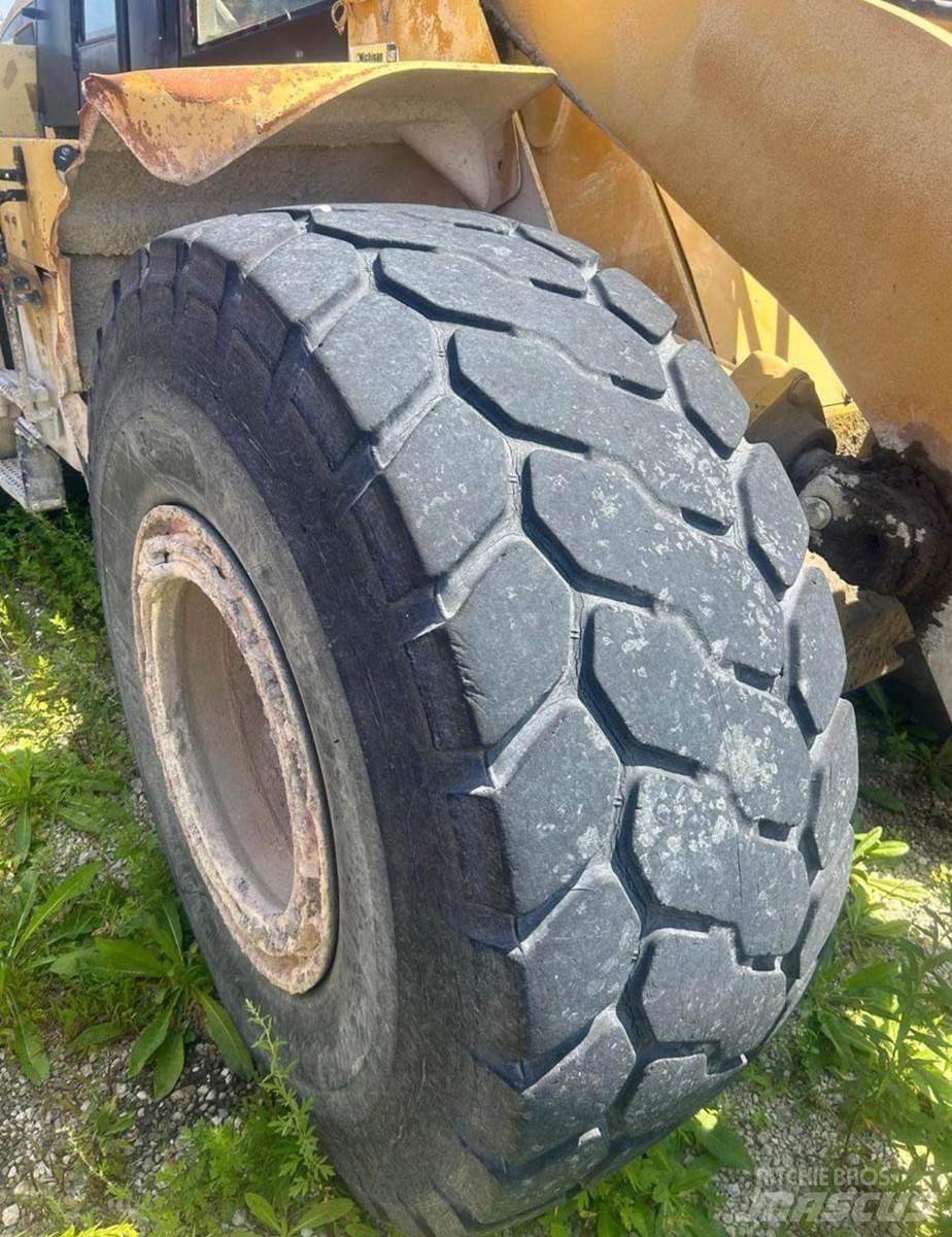 CAT 950G Pale gommate
