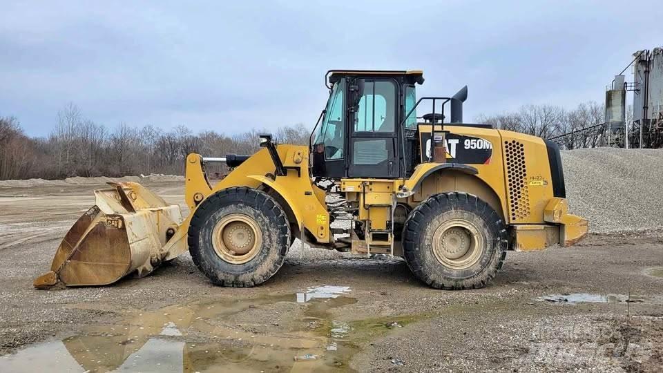 CAT 950M Pale gommate
