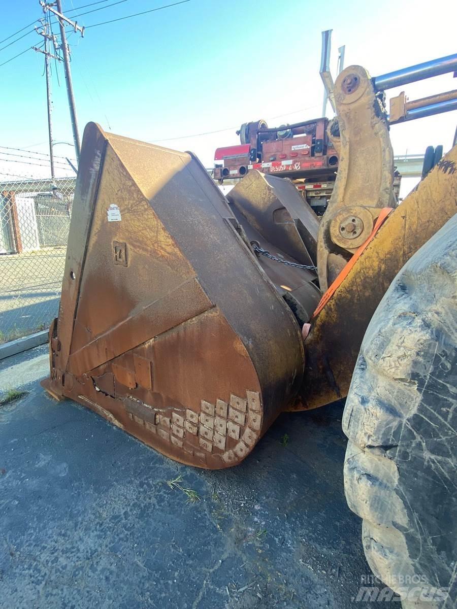 CAT 988F Pale gommate