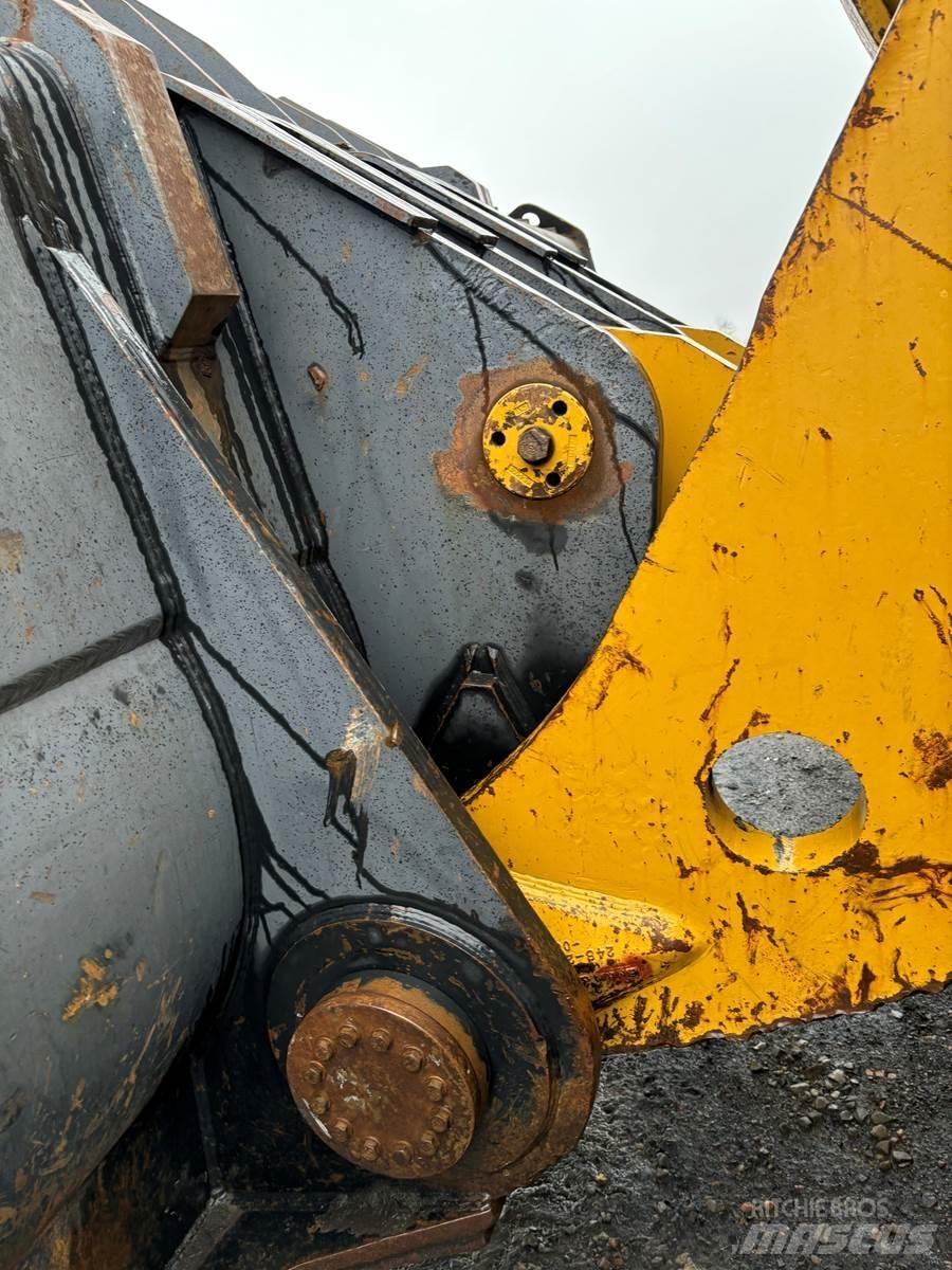 CAT 993K Pale gommate