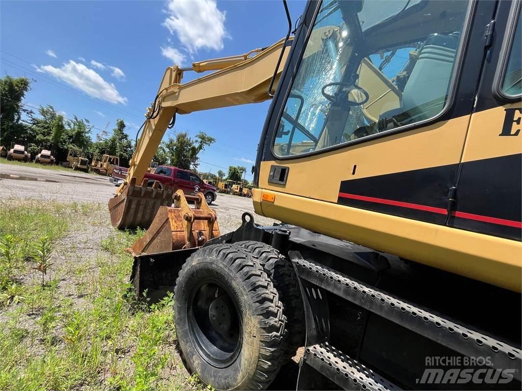 CAT M318 Escavatori gommati