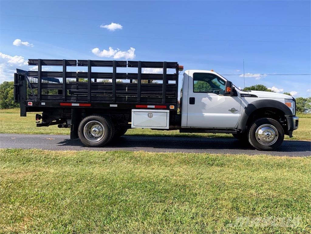 Ford 550 Camion per trasporto animali