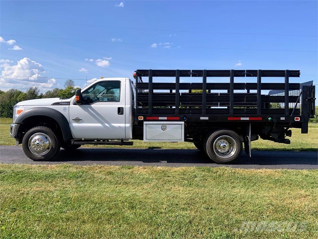 Ford 550 Camion per trasporto animali